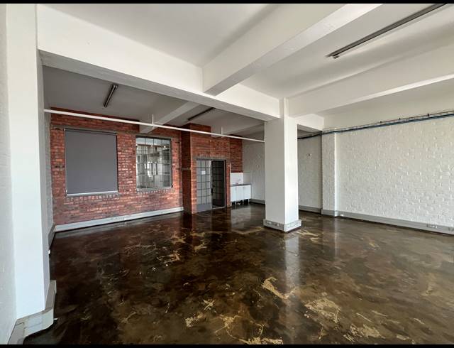105M² BUSINESS TO LET IN WOODSTOCK